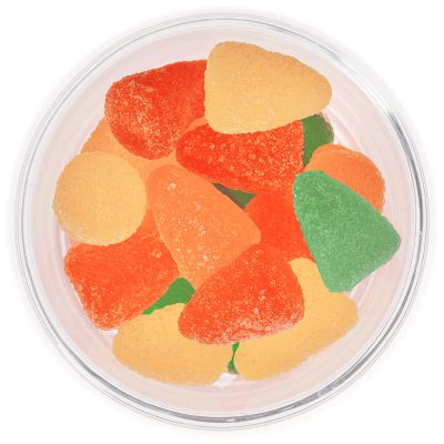 Caramella assortite al gusti assortiti di frutti tropicali, gommose gialle arancione e verdi con zucchero di canna bianco